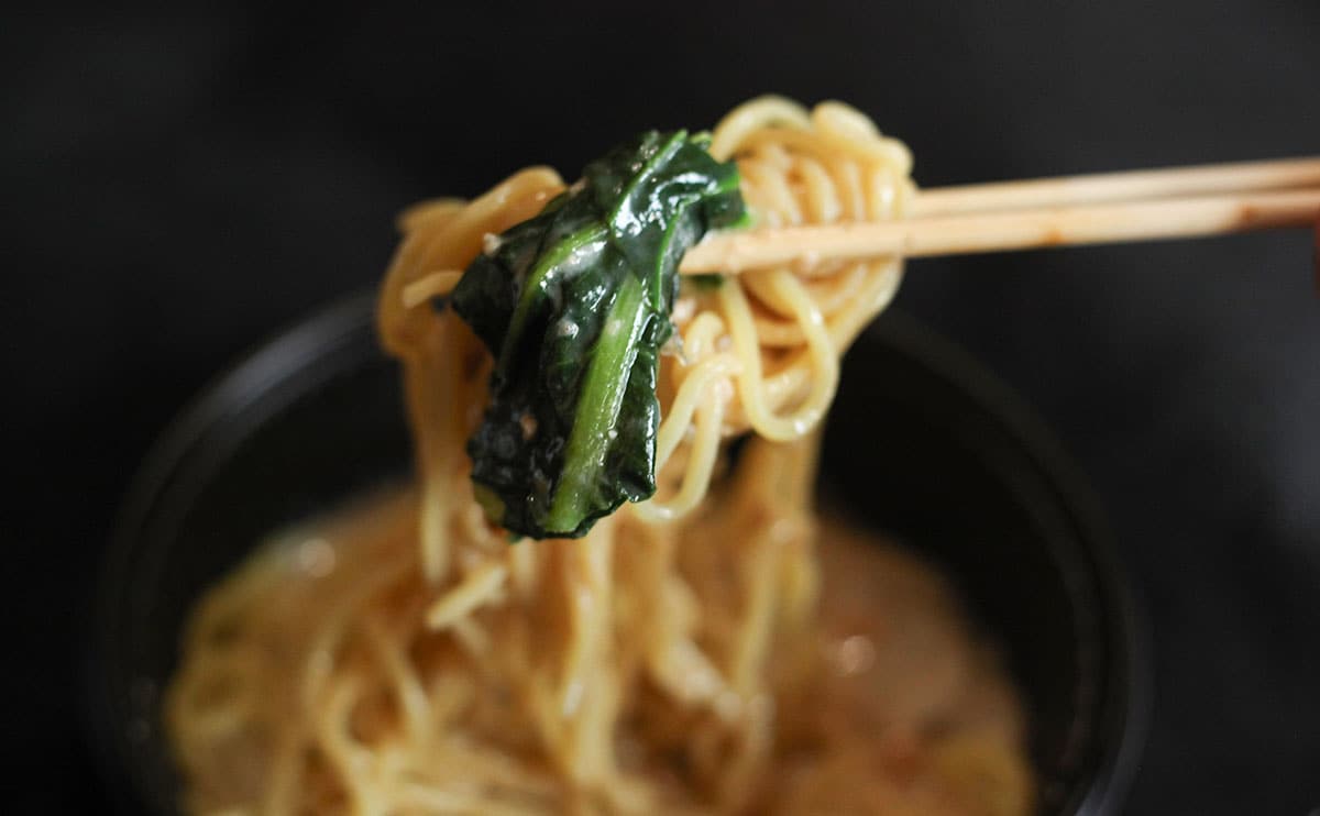 チンしても氷が残る。冷たいまま食べるファミマの『冷凍麺』