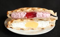 隠れた名品!? ファミマスイーツじゃないけどファミマで買える絶品『ワッフル』