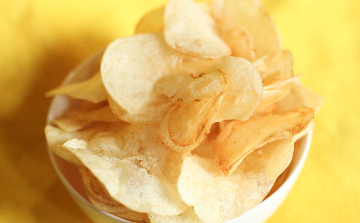 いつもの「うすしお」と“ひと味”違う!? ローソン限定『ポテチ』が新登場