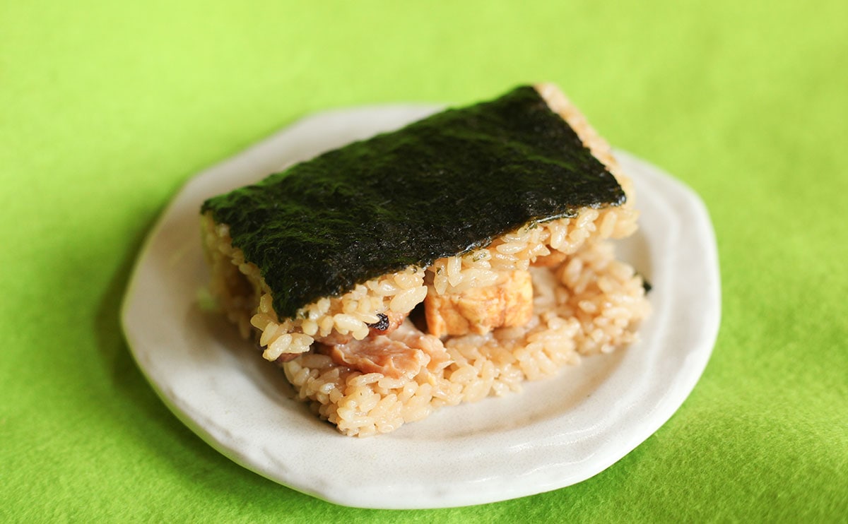 食べにくいけど満足度は高い。ローソンの超ボリューミーな『おにぎり』