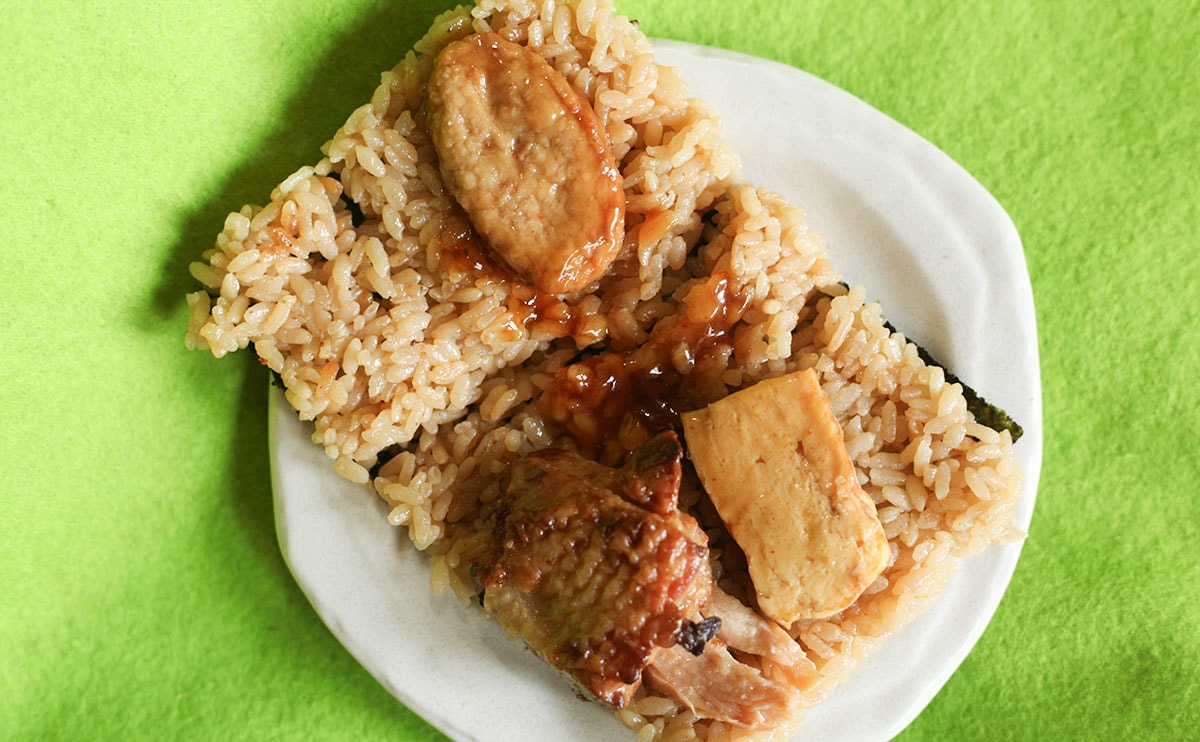 食べにくいけど満足度は高い。ローソンの超ボリューミーな『おにぎり』