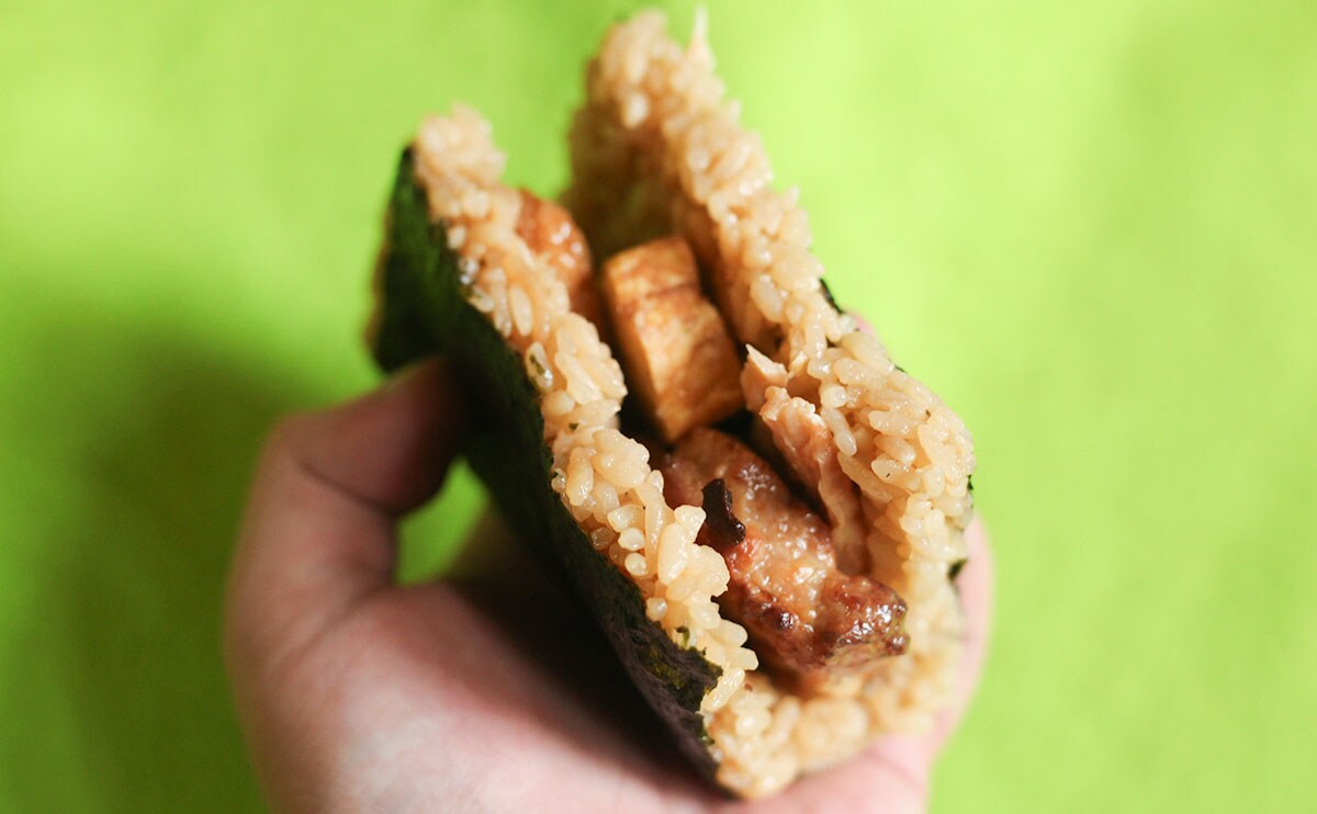 食べにくいけど満足度は高い。ローソンの超ボリューミーな『おにぎり』