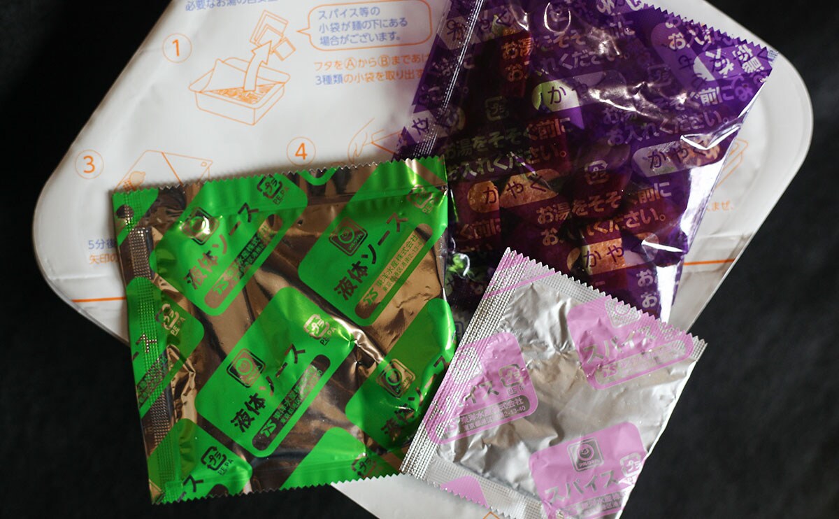 混ぜるときの“におい”に注目。ファミマ限定の『カップ麺』が甘辛でうまい