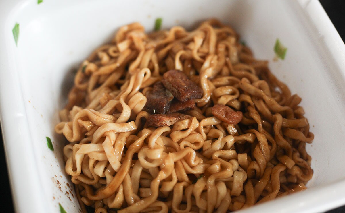 混ぜるときの“におい”に注目。ファミマ限定の『カップ麺』が甘辛でうまい