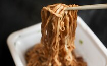 混ぜるときの“におい”に注目。ファミマ限定の『カップ麺』が甘辛でうまい