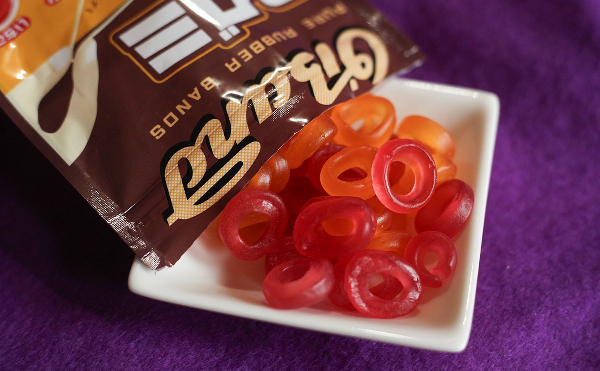 ローソン謎すぎる…。輪ゴムを再現した『グミ』が発売された!?