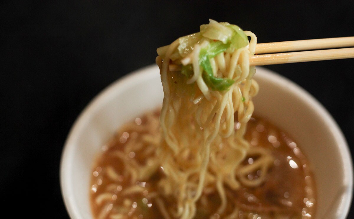 がつんと食べごたえあり。『バリ男』監修のローソン限定カップ麺が登場
