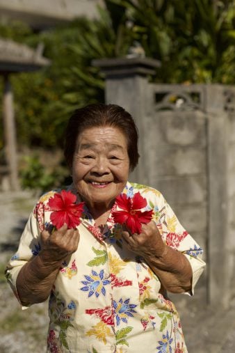 沖縄の90歳“おばー”を孫が配信で人気TikTokerに！元気のヒケツは80年以上、毎日続ける「2つのスゴイ習慣」