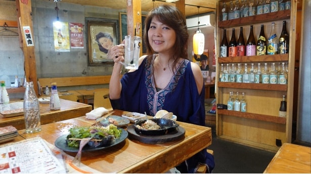 飯島直子が茅ヶ崎市で居酒屋めぐり　出会ったばかりの人とも楽しくトークできる“質問力”のキモ＜飯島直子の今夜一杯いっちゃう？＞