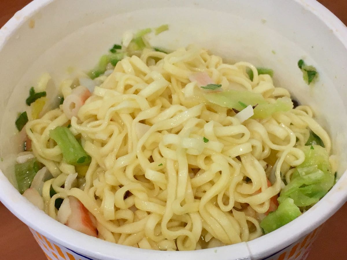 カップ麺にコレ入れないで！　企業の注意喚起に「やってました」