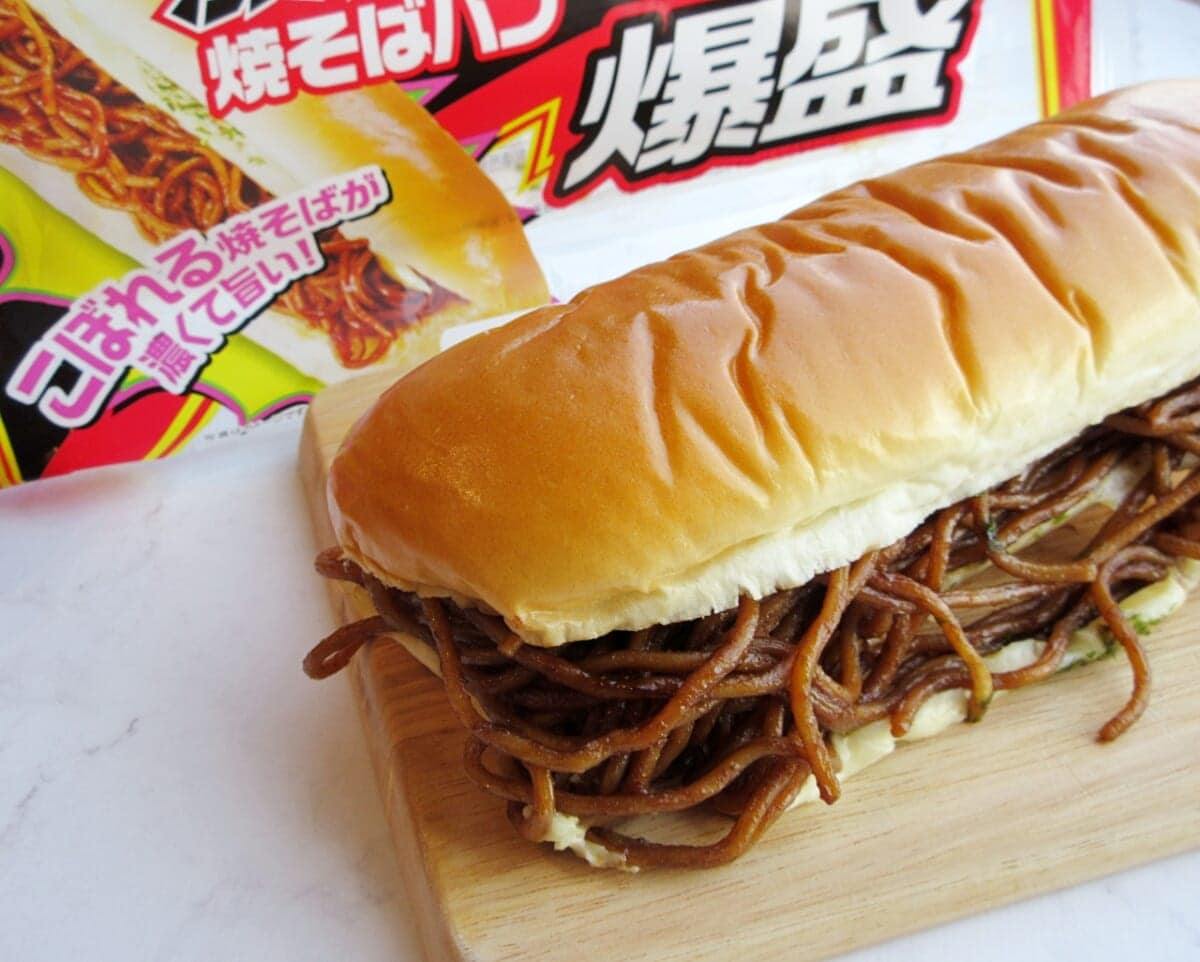 ヤバい！【ファミリーマート】日清U.F.O.コラボ 「焼きそばパン」どれくらい爆盛りに