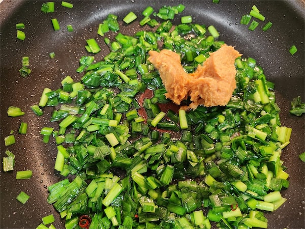 【ニラの冷凍作り置き】即席袋麺も卵かけご飯も味わい2段階アップ！夏は「ニラ辛みそダレ」常備しよう♪