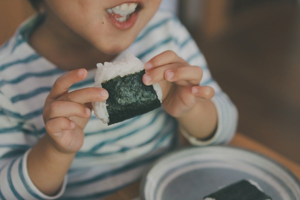 ママのおなかに赤ちゃんがいると知った2歳児の行動に1.1万いいね「幸せな気持ちに」「優しい」