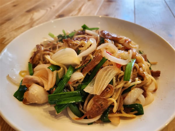 【シェフ脇屋の簡単中華】フライドオニオンと干しエビが香ばしくてうんま♡麺パリパリな「塩焼きそば」作ろう