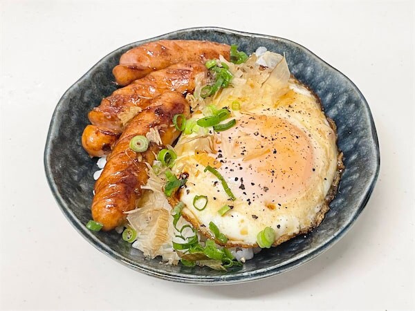 【爆速5分で朝ご飯】卵は焼きながら特製ダレで同時に味付け♪甘辛な「ウインナー目玉焼き丼」に挑戦！