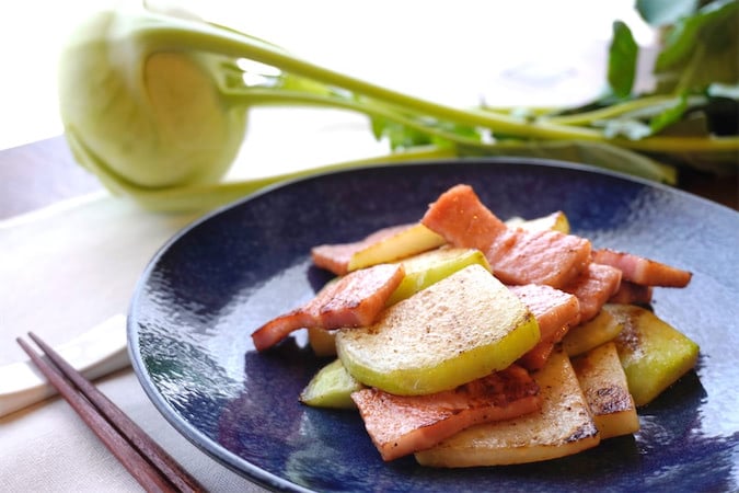 【農家直伝】新顔野菜「コールラビ」の一番おいしい食べ方教えます♪加熱で甘〜い♡え、皮も葉も味わえるって!?