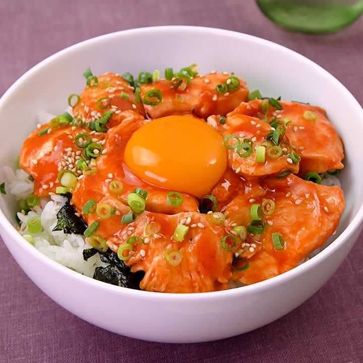 旨辛ごはん！鶏むねユッケ風丼