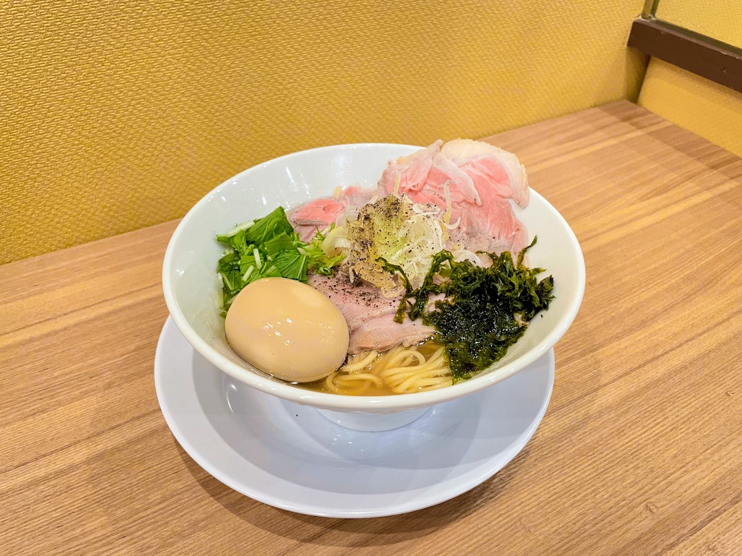 【新店】鳥取砂丘から徒歩1分。人気ラーメン店監修のあっさり牛骨ラーメン。隠し味は「炙り」｜鳥取市