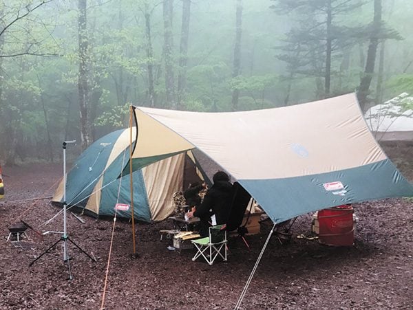 ベテランキャンパーがやっている”雨キャンプの対策術”が凄すぎた…！