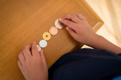 「お金が落ちてる！やったー！」と拾っていた子ども、「違法」と知って心配に…逮捕されちゃう？