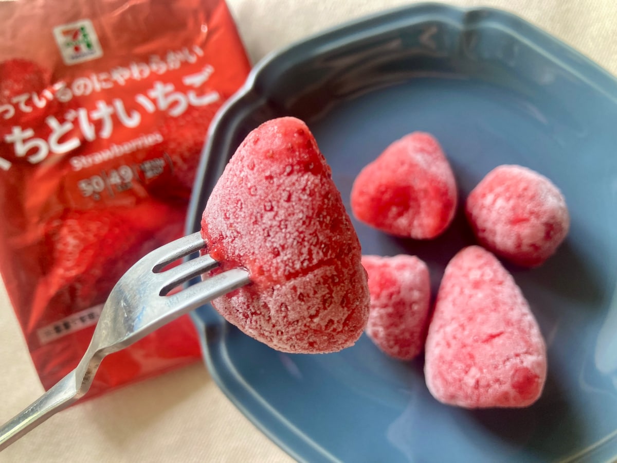 いちごが濃い!【セブン】凍ってるのに柔らかい!?新食感いちごにキュン