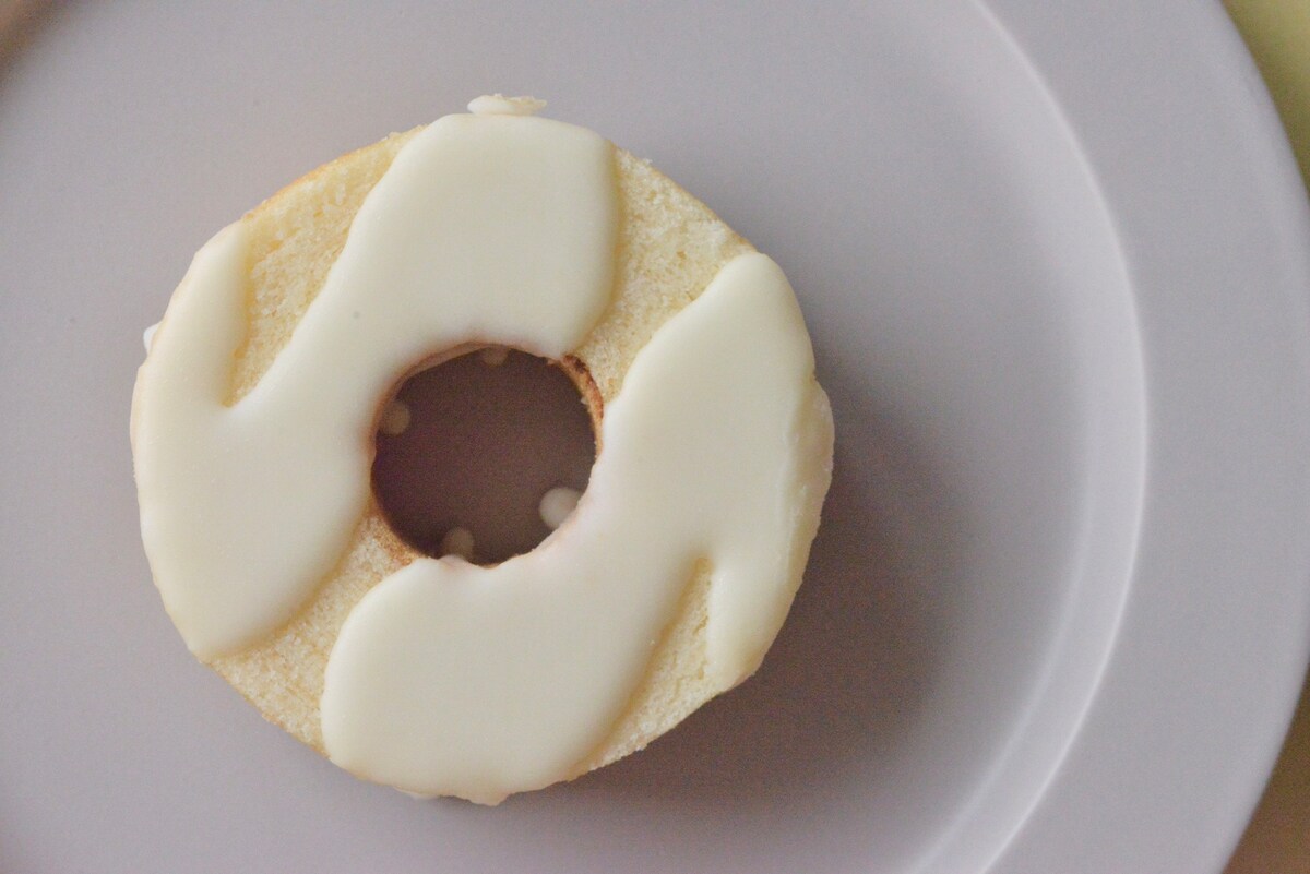 「しっとり爽やか」【ファミマ】やさしいレモン風味のバウムクーヘン