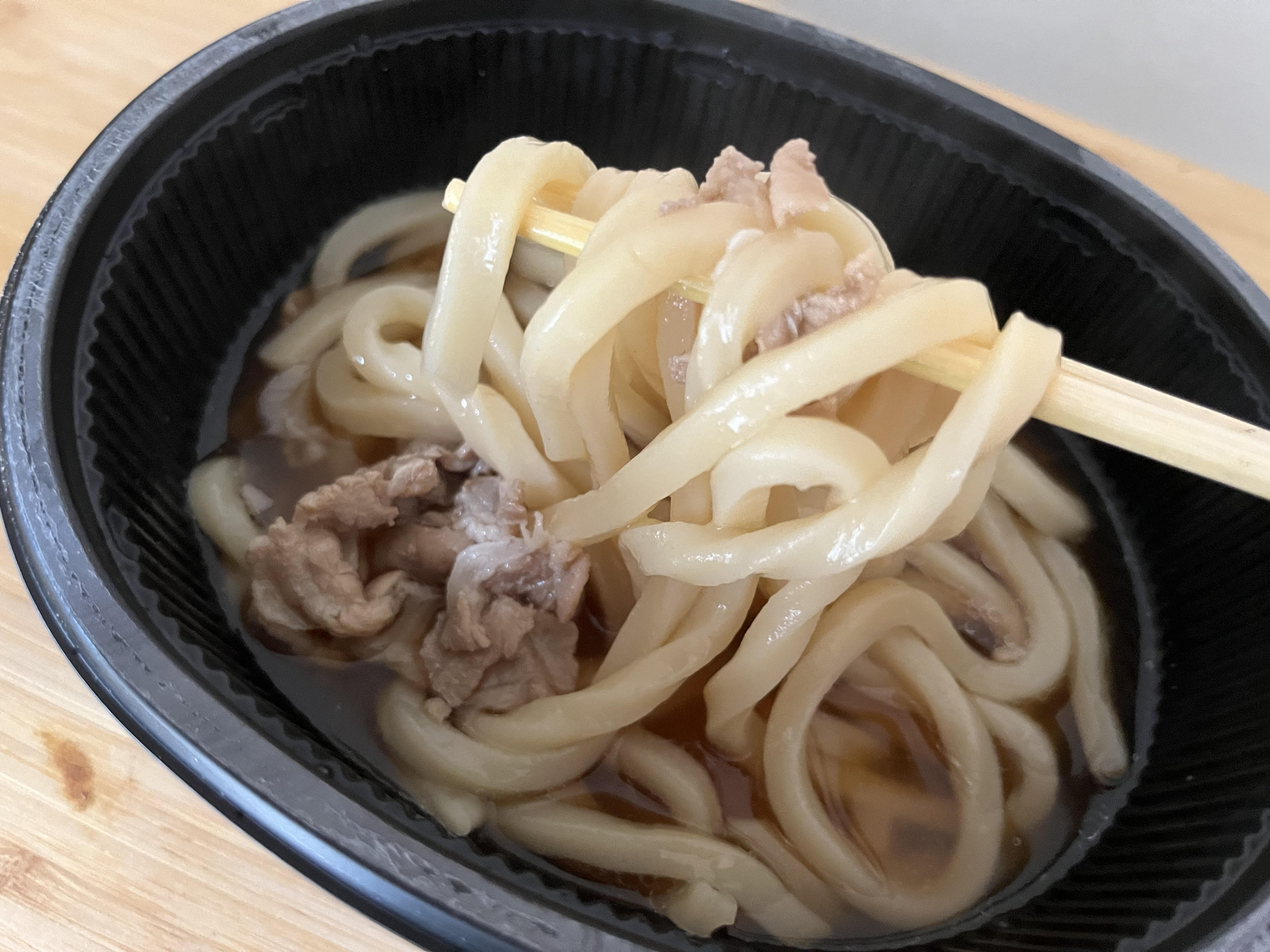 「ダイエット中にもおすすめ！」【セブン】出汁の旨みが効いた新作の冷凍うどん