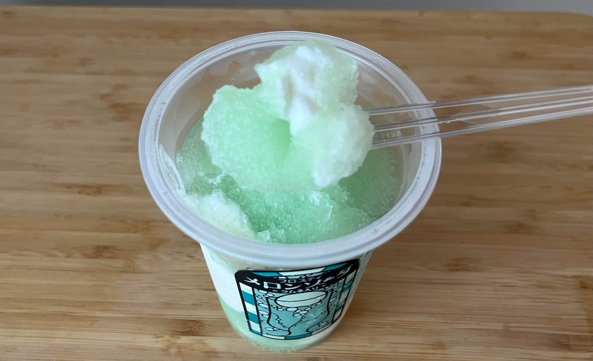 「ヒンヤリうまっ！」【ファミマ】新作のメロンソーダはシュワシュワ感も楽しめる！