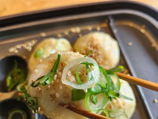 たこ焼き器で【焼き小籠包】作ろう！外はカリッと中は肉汁大洪水♡熱々でフーフーするのが最高すぎた件