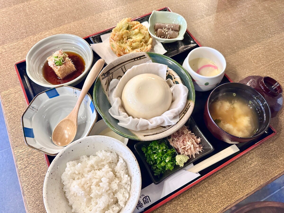 白壁土蔵群にある豆腐料理専門店。大きな手作り豆腐と季節の小鉢を楽しむ「豆腐御前」｜倉吉市