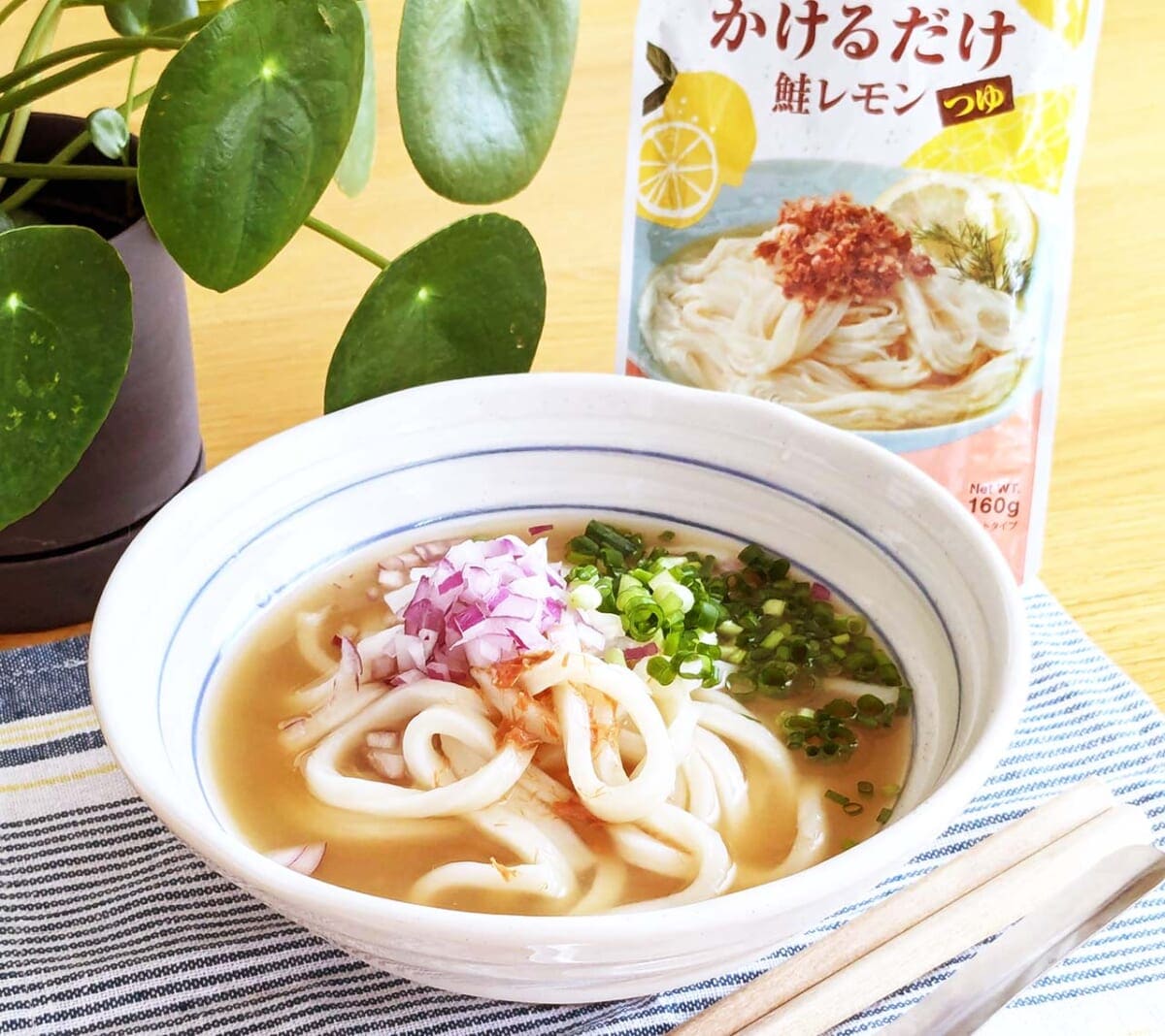 【カルディ】手軽すぎる「麺にかけるだけ 鮭レモンつゆ」！タイパ最高な麺つゆ♪