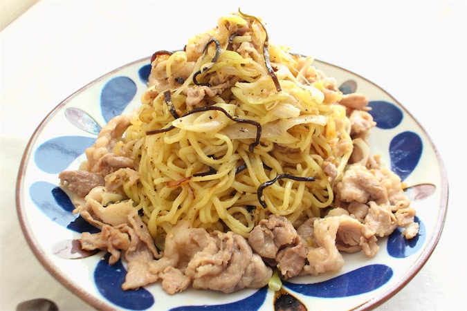 【焼きそば焼こうぜ】夏に堪らん！パリッもちっ「旨塩焼きそば」焼こう♪この味何かに似て…あ、タン塩味⁉