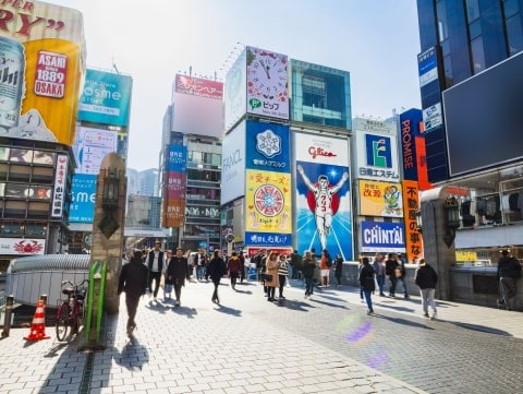 大阪ミナミ「戎橋のチェロ弾き」、逮捕はやり過ぎ？SNSで賛否…刑事弁護士は「違法な逮捕」の可能性指摘