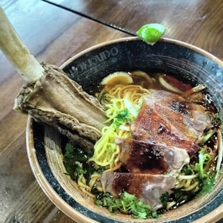 お肉が麺に突き刺さってる！？アメリカで魔改造された「ラーメン」を実際に食べてみた