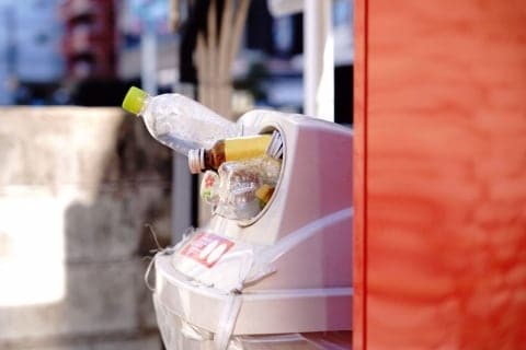 自販機横のボックスで溢れてる空のペットボトル、責任は誰に？