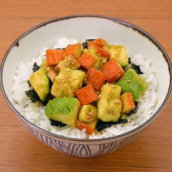 ごはんが進む♪アボカドとカニカマのポキ風丼