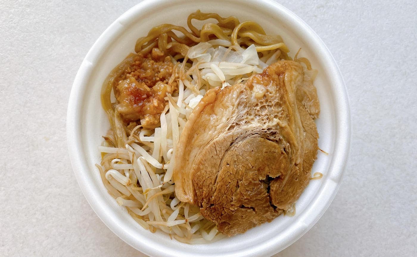 セブンイレブンの本気「とみ田監修デカ豚ラーメン」並ばずイケる二郎系「ワシワシ麺とゴロゴロ肉が最高♪」