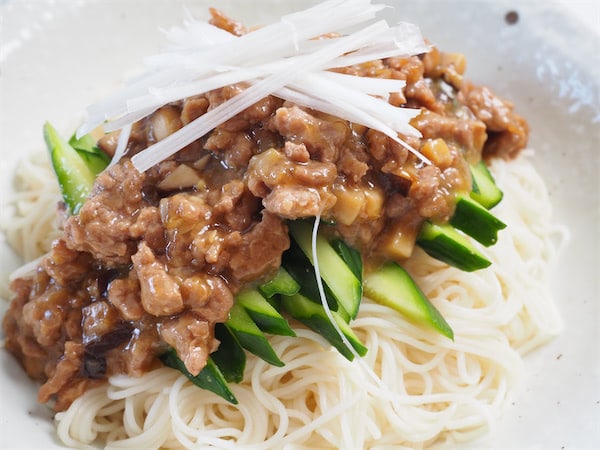 夏真っ盛りだから…山盛りきゅうりの夏そうめん♪和風な「ジャージャー素麺」作ろう！味変の山椒で衝撃！