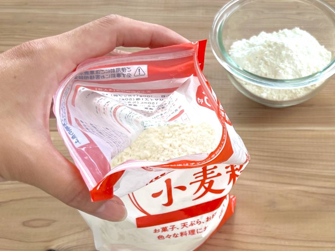 チャックが粉まみれにならない！小麦粉の出し方に「まさかあれが役立つとは」