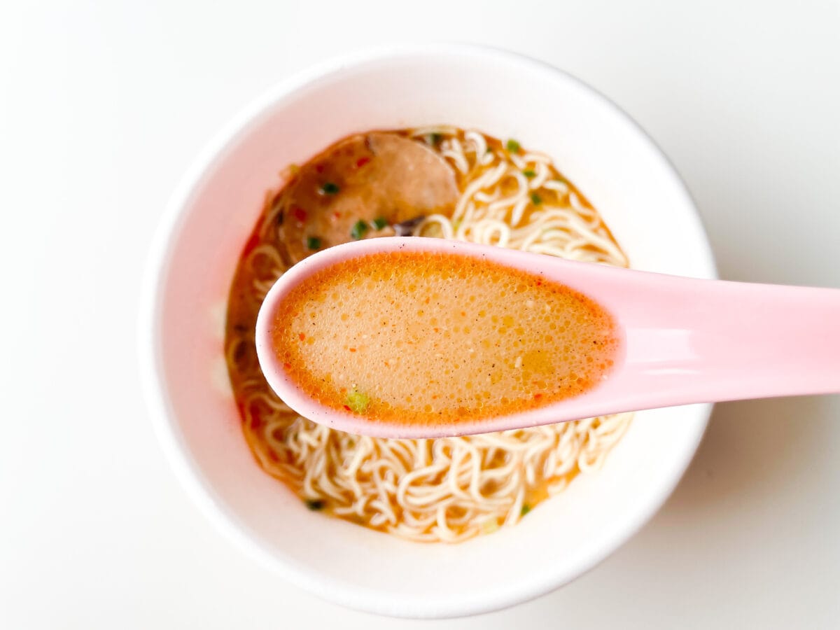 麺増量でリニューアル！【セブン】一風堂 赤丸新味 博多とんこつ