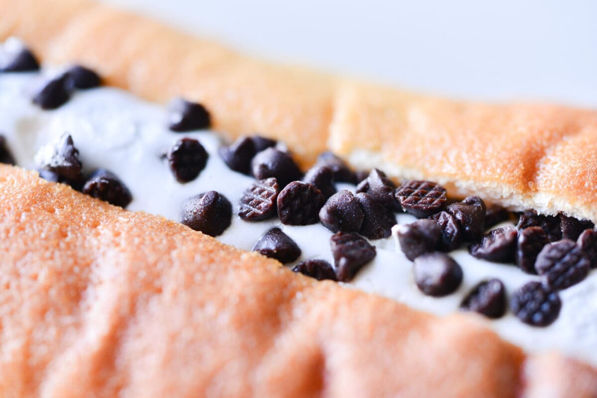 パン生地が甘くておいしい~【ローソン】チョコチップホイップロール