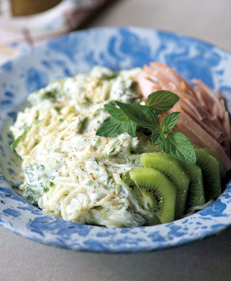 夏の疲れをリフレッシュ！酸味がきいた『きゅうりとヨーグルトのギリシャ風和え麺』