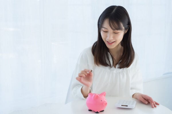 20〜30代【貯金額】ぶっちゃけいくら？ “1万円以下”多すぎる結果に驚愕…。年収別で差が露骨だった