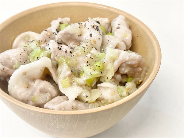 お肉も野菜も調味料もタッパーで混ぜてレンチン3分♪お肉しっとり柔らか～な「ネギ塩豚カルビ丼」作ろう！