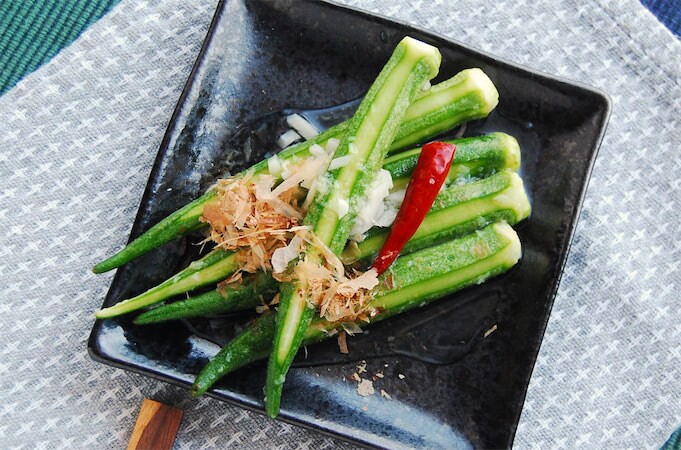 【八百屋に教わる夏のお漬物】え、オクラを生で⁉粗切りニンニクと好相性な「オクラ塩漬け」作ろう♪