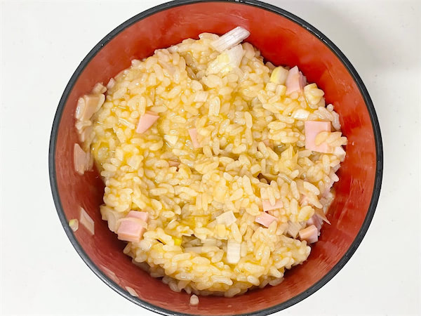 ご飯に卵も具材も調味料も混ぜるだけ！火を使わずに「爆速3分炒飯」作ろう♪パラパラに仕上がるよ♡