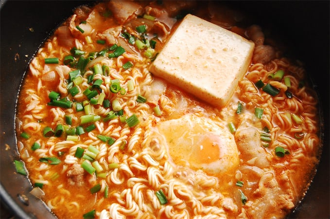 韓国のチェさん考案！「辛ラーメン」で作るより旨いので…【サッポロ一番塩】で「チゲラーメン」作ってみた