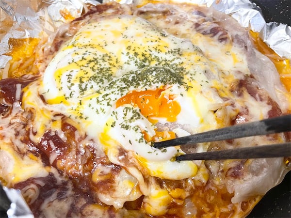 【リュウジのズボラ飯】豚バラ肉は手でちぎれ！アルミホイルで仕上げる「たまご焼き」が旨味まみれな話