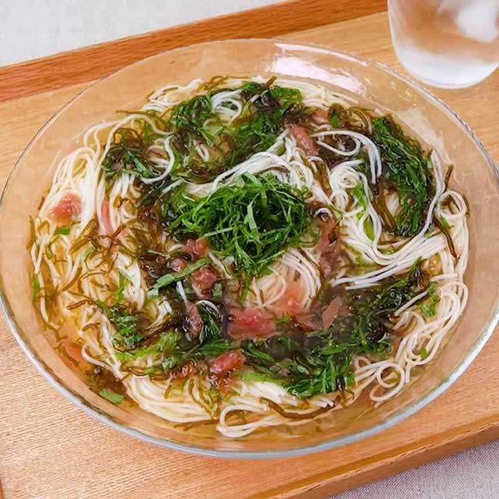 さっぱりおいしい！大葉と梅のもずくそうめん