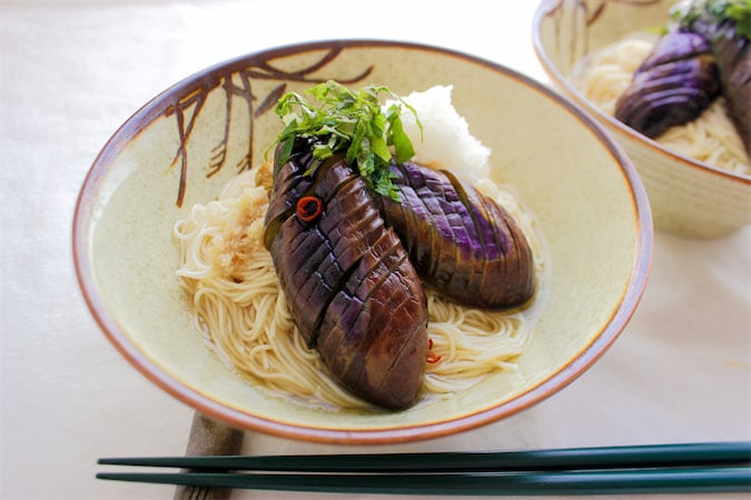 この「茄子おろし」食べると…飛ぶぞ！味つけはめんつゆ一発な茄子の煮浸しを素麺にぶっかけてみた♪